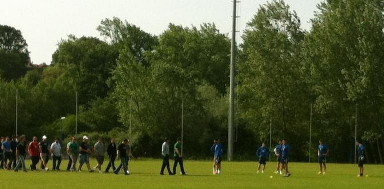 Un grupo de aficionados interrumpe el entrenamiento del Real Oviedo
