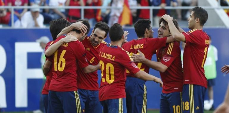 Adrián y Cazorla lideran la victoria de España