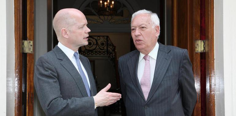 Hague y Margallo acuerdan colaborar para resolver el problema de la pesca en Gibraltar