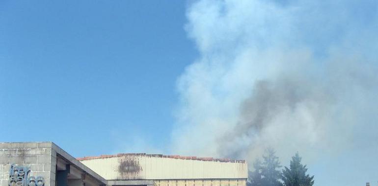 Los bomberos logran extinguir el fuego en una nave industrial de Colloto tras varias horas