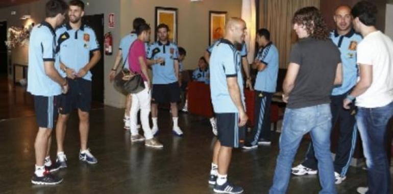 Villa y Puyol arropan a sus compañeros antes de la Eurocopa