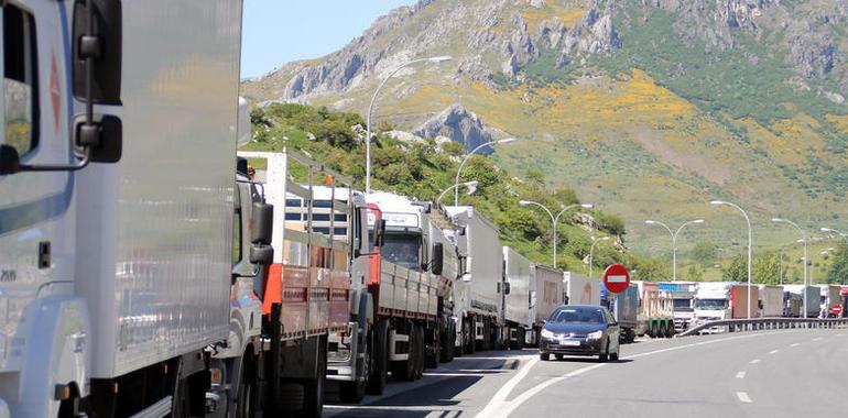 45 convoyes con 891 camiones circularon hoy por las carreteras asturianas