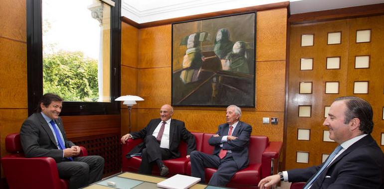 El presidente del Principado se reúne con representantes de los bancos Sabadell y Herrero