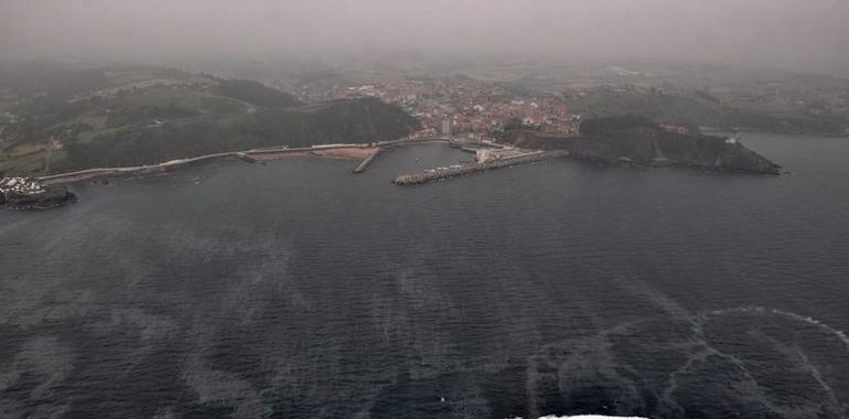 Intensa lucha para atajar la invasión del galipote en las playas del centro de Asturias