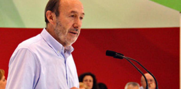 Rubalcaba dice a Rajoy de que "derogar presupuestos" y aplicar "más recortes" traerá "menos crecimiento y más desempleo"