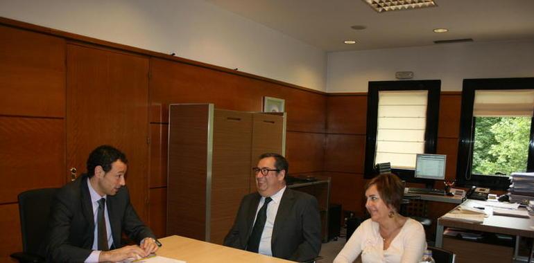 El consejero de Presidencia continúa la ronda de contactos con los centros asturianos 