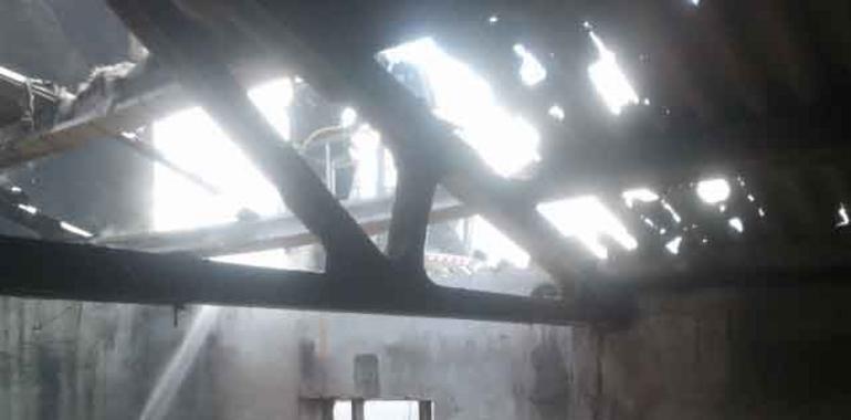 Un incendio destruye parte de un restaurante en un centro comercial de Siero