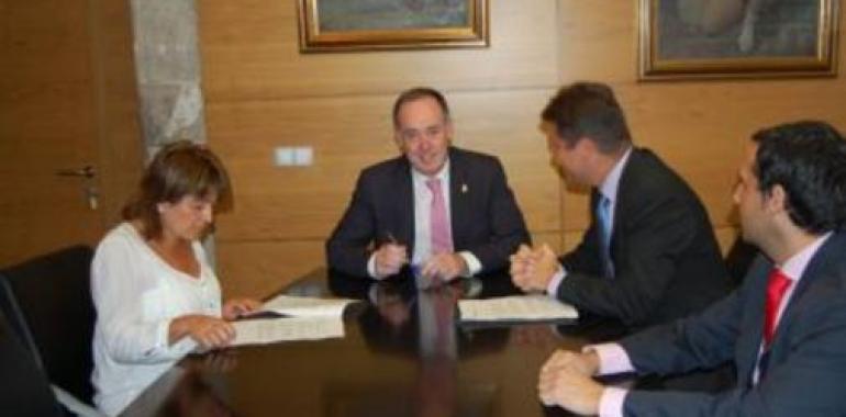  Siero firma el préstamo que asegura las inversiones previstas en el presupuesto de 2012