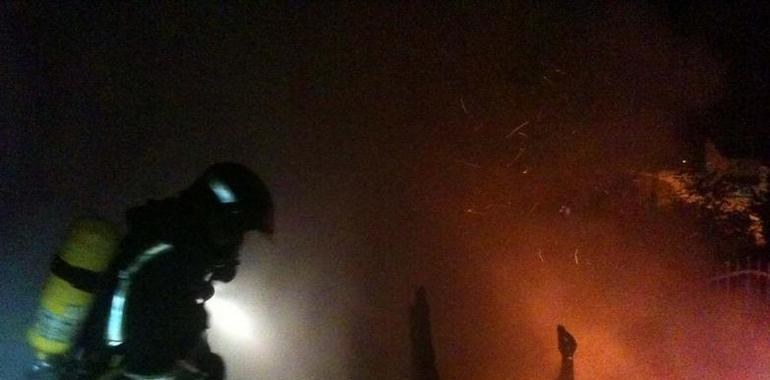 El fuego destruye una edificación de uso ganadero en Vegadeo, frente al polígono industrial
