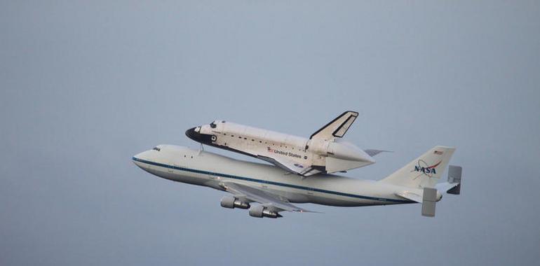 El Endeavour realiza su último vuelo a California a lomos de un Shuttle Carrier