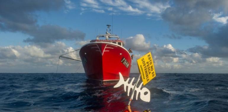 Acción de Greenpeace sobre un barco arrastrero para denunciar la pesca destructiva