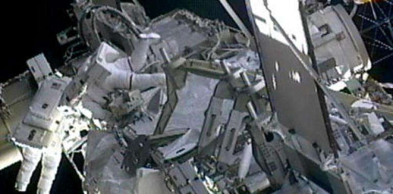 Dos astronautas de la  Estación Espacial salen a reparar una fuga de amoniaco