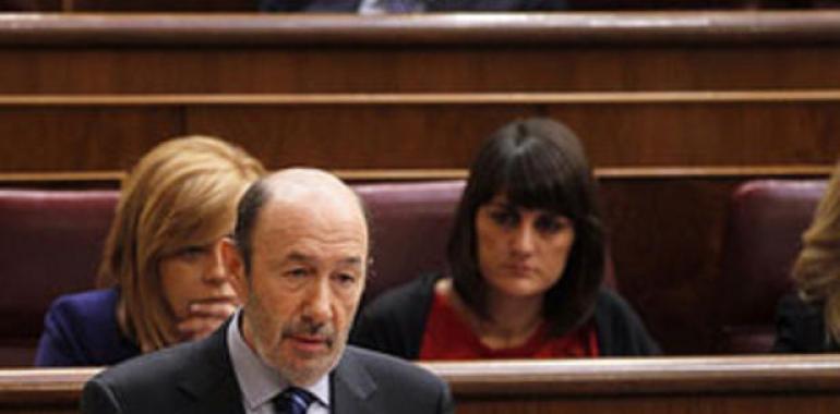 Rubalcaba acusa a Rajoy: "Usted ha puesto precio a los derechos, los ha puesto en el mercado" 