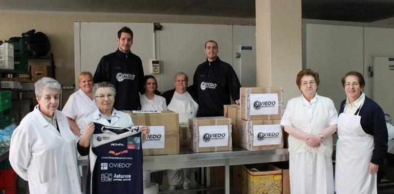El Oviedo Baloncesto entrega 258 kilos de alimentos a la Cocina Económica