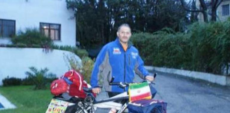 Un ciclista iraní llega a Madrid en su gira mundial 