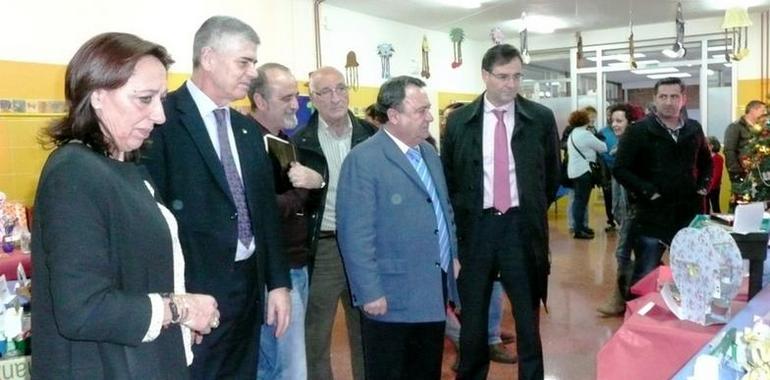 Concejales de Oviedo visitan la exposición de reciclaje creativo del Colegio Germán Fernández Ramos