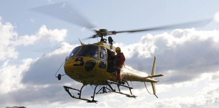 El helicóptero traslada al HUCA a un motorista herido en accidente en Fabal, Taramundi