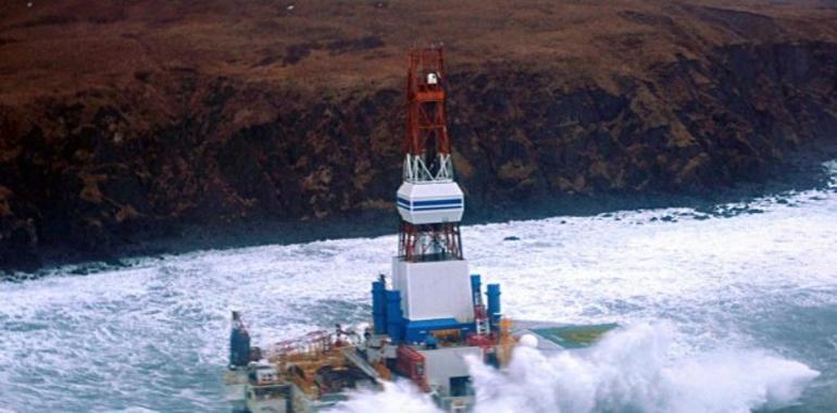 Una plataforma de Shell encallada en Kodiak amenaza de nuevo la costa de Alaska