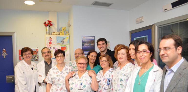 Iker Casillas visita a los niños ingresados en el Hospital Universitario de Móstoles