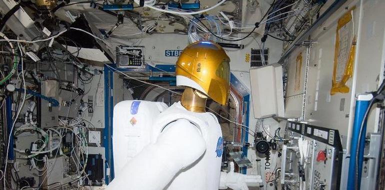 Robonaut repara una válvula en la Estación Espacial