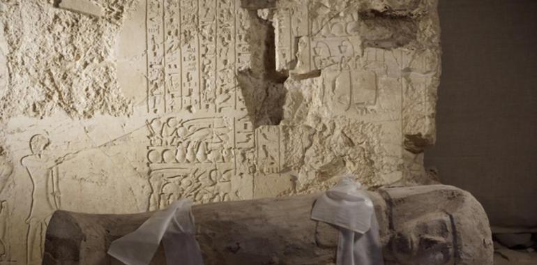 Arqueólogos españoles descubren el ataúd intacto de un niño de hace 3.500 años en Egipto 