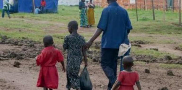 Niños congoleños huyen en solitario hacia Uganda