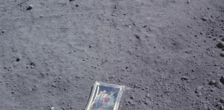 Historia de una foto familiar en la luna