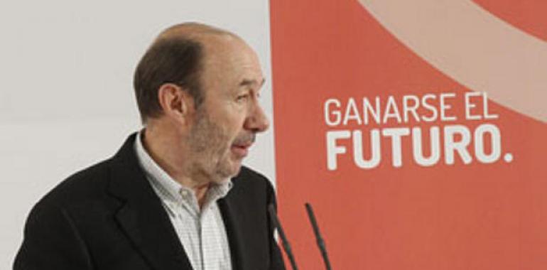 Rubalcaba pide a Rajoy que rectifique para evitar en 2013 más desempleo y sufrimiento