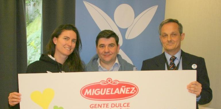 Migueláñez hace entrega a la  APU del cheque de la 3ª campaña Sonrisas Dulces