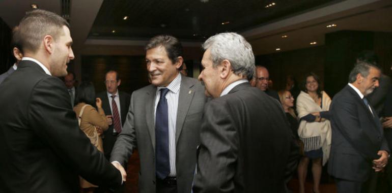  Javier Fernández se reunió en Bogotá con la delegación empresarial asturiana