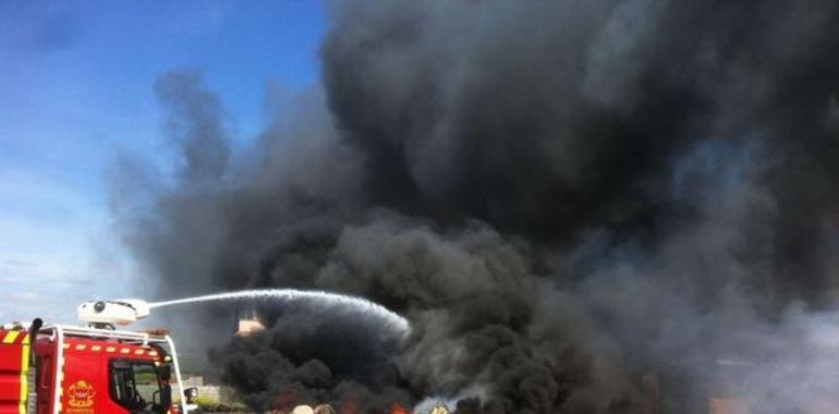 Los bomberos luchan para apagar un gran incendio en un depósito de neumáticos en Madrid