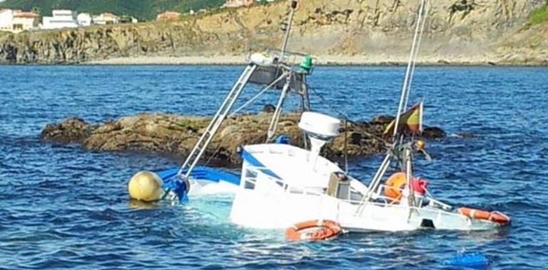 Rescatados cuatro tripulantes de un pesquero unido en Punta Carnero