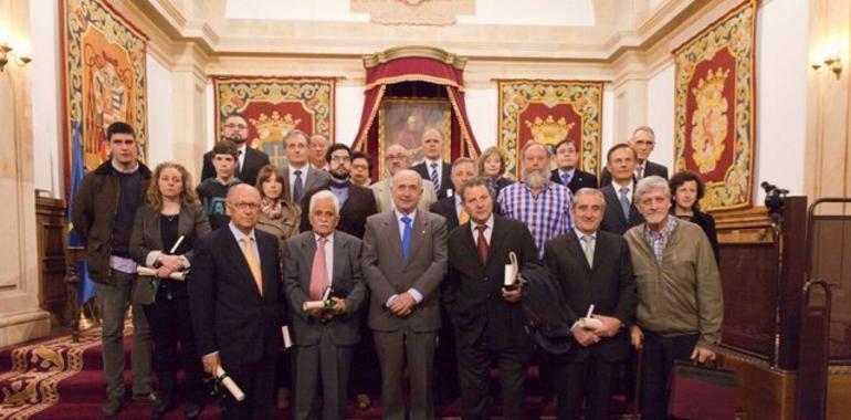 La Universidad de Oviedo entrega sus Insignias de Oro y de Plata al personal jubilado