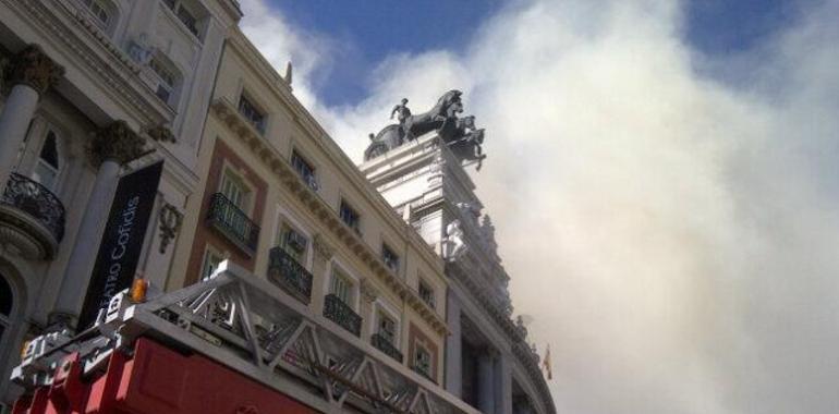 Un incendio en la calle Alcalá amenaza con destruir el teatro Alcázar