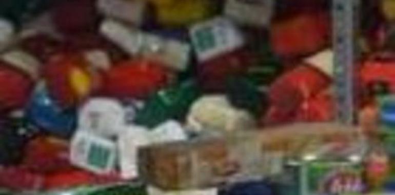 FORO entrega 500 kilos de alimentos donados por vecinos a Cáritas Ribadedeva, Ribadesella y Llanes