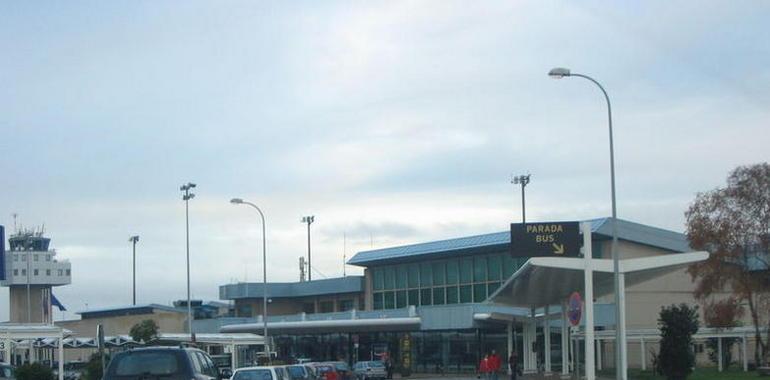 El Principado negocia la mejora de las conexiones internacionales del aeropuerto de Asturias