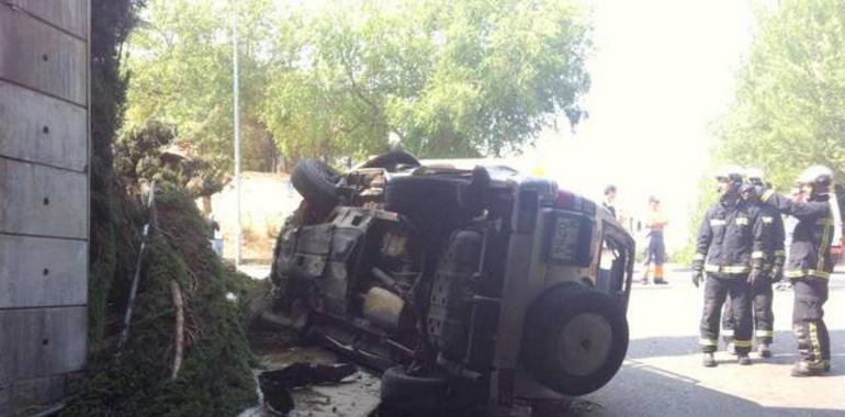 Dos heridos en Las Rozas tras caer su vehículo cuatro metros desde un puente