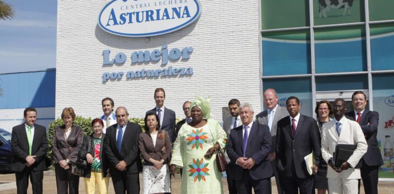 La ministra de Ganadería de Senegal, Aminata Mbengue, visita las instalaciones de Central Lechera 