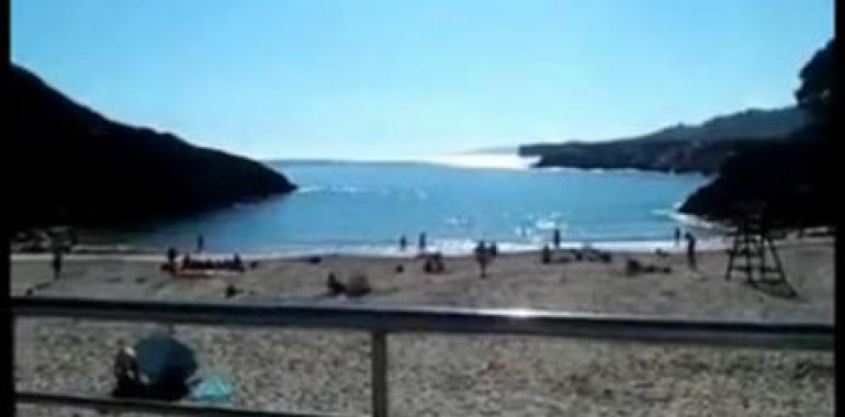 Greenpeace Asturias entregó en la playa del Sablon (Llanes) la burbuja de oro a la destrucción de litoral 
