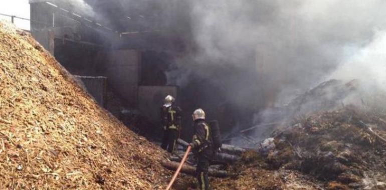 Trabajan para extinguir un incendio en una nave industrial en Alcalá de Henares