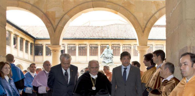 La Universidad de Oviedo inaugura el curso académico con casi 500 alumnos más de nuevo ingreso