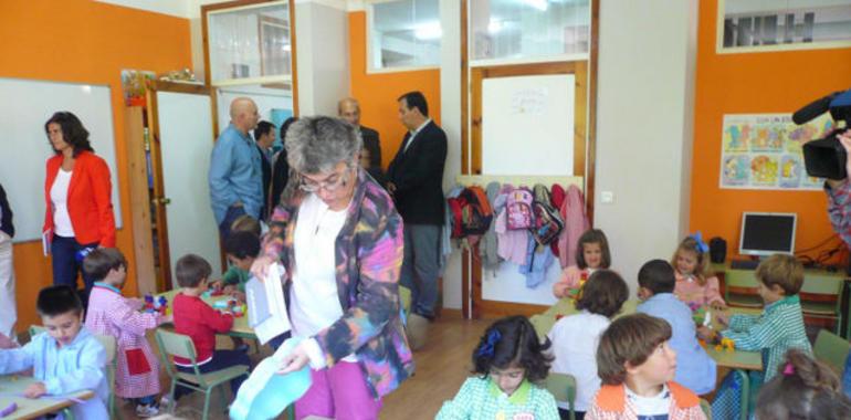 Ana González abre el curso escolar en el Colegio Público Poeta Antón de Marirreguera, en Candás