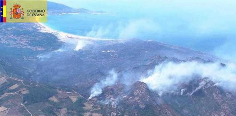 El Estado refuerza con medios aéreos y especialistas la lucha contra los incendios en Galicia