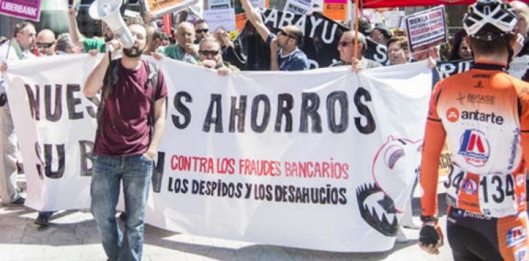 Más de 250 preferentistas denuncian en Santoña el "abusivo" canje de Liberbank y el FROB