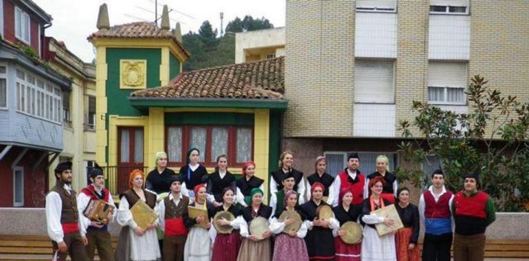 Muestra de trajes tradicionales asturianos en la Casa de Cultura de Candás