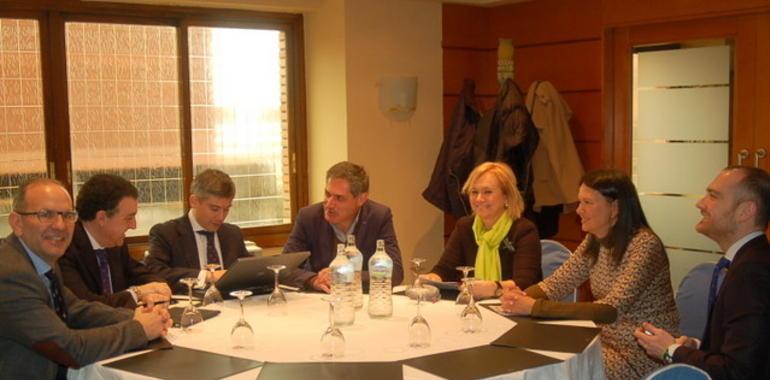 Mercedes Fernández reclama un plan de competitividad ante el Club Asturiano de la Calidad