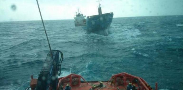 Remolcado hacia Ferrol el mercante Abis Calais, a la deriva a 7 millas de Cabo Prior