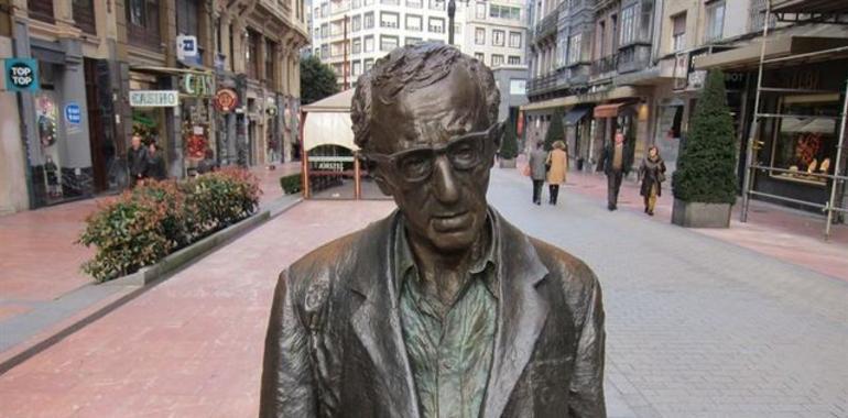 Piden la retirada de la estatua de Woody Allen en Oviedo
