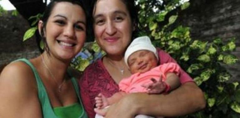Bautismo católico de bebé de matrimonio de mujeres, apadrinado por presidenta Cristina