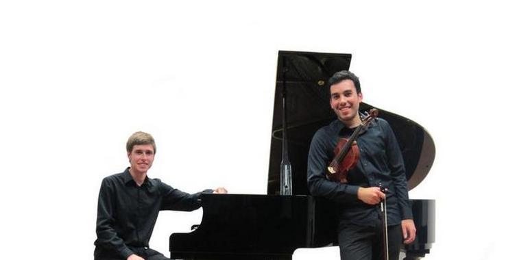 El pianista David Sánchez Álvarez y el violinista Nicolás Martínez Alonso en El Casino de Llanes